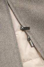 Close-up front view of Eddy Monetti Cashmere blouson 'Rius' grey melange showing two-way zipper with logo pull on soft pure cashmere fabric. 

<p>High-quality blouson by EDDY MONETTI: The model 'Rius' impresses with a comfortable fit made of pure cashmere