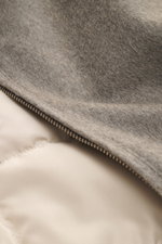 Close-up side view of Eddy Monetti Cashmere blouson 'Rius' grey melange showing soft pure cashmere fabric and a metal zipper.

Description: 
<p>High-quality blouson by EDDY MONETTI: The model 'Rius' impresses with a comfortable fit made of pure cashmere a