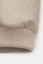 Nahaufnahme des komfortablen Rippbündchens vom Eddy Monetti Cashmere Daunenblouson "Teos" beige, weiche Cashmere-Qualität.