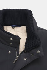 Nahaufnahme der Eddy Monetti Jacke 'David' navy von oben, zeigt hochwertigen Microfaser-Stoff, glatten Griff, wasserabweisend, Slim Fit, Zwei-Wege-Reißverschluss, Windblende mit verdeckten Druckknöpfen, Stehkragen mit abnehmbarem Strickbesatz, im Kragen v