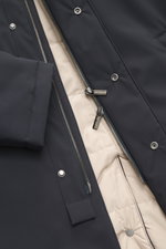 Nahaufnahme der geöffneten Eddy Monetti Jacke 'David' navy, Slim Fit, hochwertige Microfaser, glatter Griff, wasserabweisend, Zwei-Wege-Reißverschluss, Windblende, Stehkragen mit abnehmbarem Strickbesatz, versteckte Kapuze, Zipper-Fronttaschen, regulierba