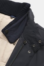 Nahaufnahme der Eddy Monetti Jacke 'David' navy, von oben fotografiert, zeigt hochwertigen Microfaser-Stoff, glatten Griff, wasserabweisend, Slim Fit, Zwei-Wege-Reißverschluss, Windblende mit verdeckten Druckknöpfen, Stehkragen mit abnehmbarem Strickbesat