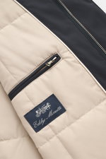Nahaufnahme der Eddy Monetti Jacke 'David' navy von innen, zeigt hochwertiges Microfaserfutter, glatter Griff, zwei Innentaschen mit Zipper und Label.
