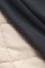 Nahaufnahme der Eddy Monetti Jacke 'David' navy, Detailansicht des hochwertigen, wasserabweisenden Microfasermaterials mit glattem Griff und geschmeidigem Futterstoff.