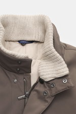 Nahaufnahme der Eddy Monetti Jacke 'David' taupe von oben, zeigt den Stehkragen mit abnehmbarem Strickbesatz, hochwertigen Microfaserstoff, glatten Griff, wasserabweisend, Slim Fit, Zwei-Wege-Reißverschluss, Windblende mit verdeckten Druckknöpfen, im Krag