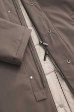 Nahaufnahme der Eddy Monetti Jacke 'David' taupe von schräg oben, zeigt hochwertigen Microfaserstoff mit glattem Griff, wasserabweisend, Slim Fit, Zwei-Wege-Reißverschluss, Windblende mit verdeckten Druckknöpfen, Stehkragen mit abnehmbarem Strickbesatz, v