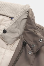 Nahaufnahme der Eddy Monetti Jacke 'David' taupe von oben schräg, zeigt hochwertigen Microfaserstoff, glatten Griff, wasserabweisend, Slim Fit, Zwei-Wege-Reißverschluss, Windblende mit verdeckten Druckknöpfen, Stehkragen mit abnehmbarem Strickbesatz, im K