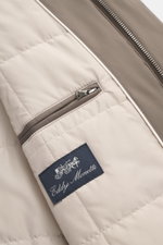 Nahaufnahme der Eddy Monetti Jacke 'David' taupe von innen, Detailansicht mit hochwertiger Microfaser, glattem Griff, wasserabweisend, Slim Fit, Zwei-Wege-Reißverschluss, Windblende mit verdeckten Druckknöpfen, Stehkragen mit abnehmbarem Strickbesatz, im 