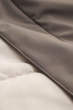 Nahaufnahme der hochwertigen Microfaser der Eddy Monetti Jacke "David" taupe mit glattem Griff, wasserabweisend, Slim Fit, Zwei-Wege-Reißverschluss.
