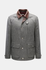 Front view of a Brunello Cucinelli Jacke grau, a slim-fit grey jacket with brown leather collar, chest and front flap pockets, button cuffs, and adjustable waist tabs. Made from a mix of cashmere and virgin wool with a removable Thermore-padded liner for 