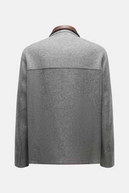 Brunello Cucinelli Jacke grau shown from the back, classic elegance with utility elements, made of cashmere and wool blend, slim fit with adjustable waist tabs.