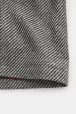 Close-up front view of the grey herringbone-patterned Brunello Cucinelli Jacke grau made of cashmere and virgin wool with chest pockets and smooth texture.