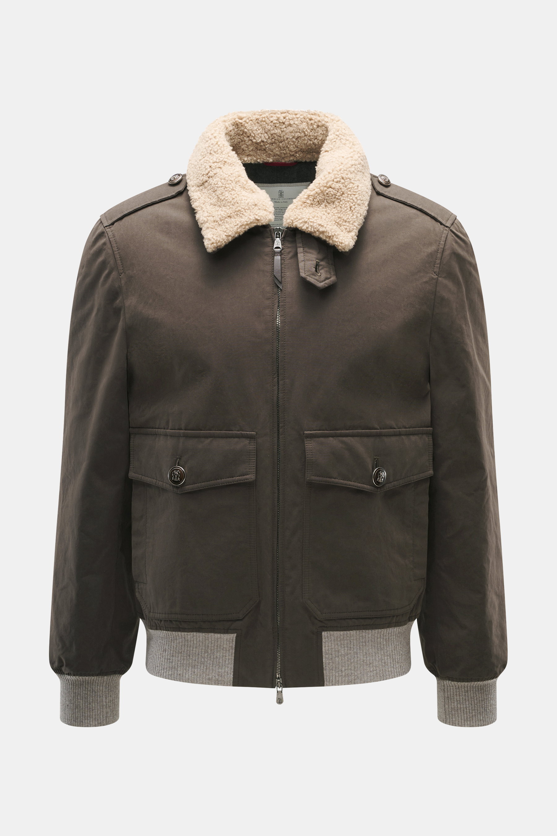 Brustaufnahme des graubraunen Brunello Cucinelli Blouson im Slim Fit mit Baumwollmix, Sherpa-Kragen, Zwei-Wege-Reißverschluss, Fronttaschen und elastischen Bündchen.