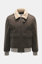 Brustaufnahme des graubraunen Brunello Cucinelli Blouson im Slim Fit mit Baumwollmix, Sherpa-Kragen, Zwei-Wege-Reißverschluss, Fronttaschen und elastischen Bündchen.