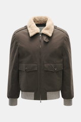 Brustaufnahme des graubraunen Brunello Cucinelli Blouson im Slim Fit mit Baumwollmix, Sherpa-Kragen, Zwei-Wege-Reißverschluss, Fronttaschen und elastischen Bündchen.