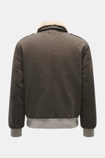 Brunello Cucinelli Blouson graubraun, Rückansicht, Slim Fit, Baumwollmix, Umlegekragen mit abnehmbarem Sherpa-Fleece, elastische Bündchen, Fronttaschen.