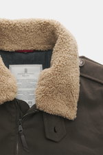 Brunello Cucinelli Blouson graubraun, Detailansicht von oben, weicher Baumwollmix, abnehmbarer Sherpa-Fleece-Kragen, Zwei-Wege-Reißverschluss.