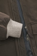 Brunello Cucinelli Blouson graubraun aus Baumwollmix, Slim Fit, Detailaufnahme von Ärmelbündchen, Zwei-Wege-Reißverschluss und Fronttasche.