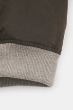 Brunello Cucinelli Blouson graubraun Detailaufnahme von Saum mit elastischem Rippstrick, Baumwollmix, weicher Griff, Slim Fit, winterliche Raffinesse.