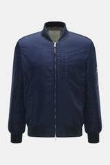Brustnah fotografierter Brunello Cucinelli Blouson dunkelblau aus hochwertiger Microfaser mit glattem Griff, Blousonkragen, Wattierung, Taschen.