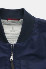 Brunello Cucinelli Blouson dunkelblau in Nahaufnahme von vorne, hochwertiger Microfaser mit glattem Griff, Blousonkragen, Zwei-Wege-Reißverschluss.