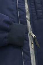 Brunello Cucinelli Blouson dunkelblau in Nahaufnahme von vorne, weiche Microfaser, glatter Griff, Reißverschluss, elastisches Bündchen, leichte Wattierung.