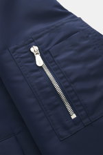 Nahaufnahme des dunkelblauen Brunello Cucinelli Blouson mit hochwertiger Microfaser, glattem Griff, schräger Brusttasche und Zwei-Wege-Reißverschluss.