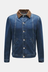 Frontansicht der Brunello Cucinelli Jeansjacke dunkelblau aus reiner Baumwolle mit Velourslederkragen, Slim Fit, sechs Knöpfen und paspelierten Taschen.