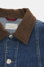 Brunello Cucinelli Jeansjacke dunkelblau, Nahaufnahme von oben, Denim aus Baumwolle mit braunem Veloursleder-Kragen, Slim Fit, Knöpfe sichtbar.