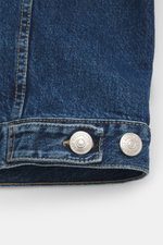 Brunello Cucinelli Jeansjacke dunkelblau, Detailaufnahme Ärmelabschluss mit zwei Metallknöpfen, Denim aus reiner Baumwolle, weicher Griff, Slim Fit.