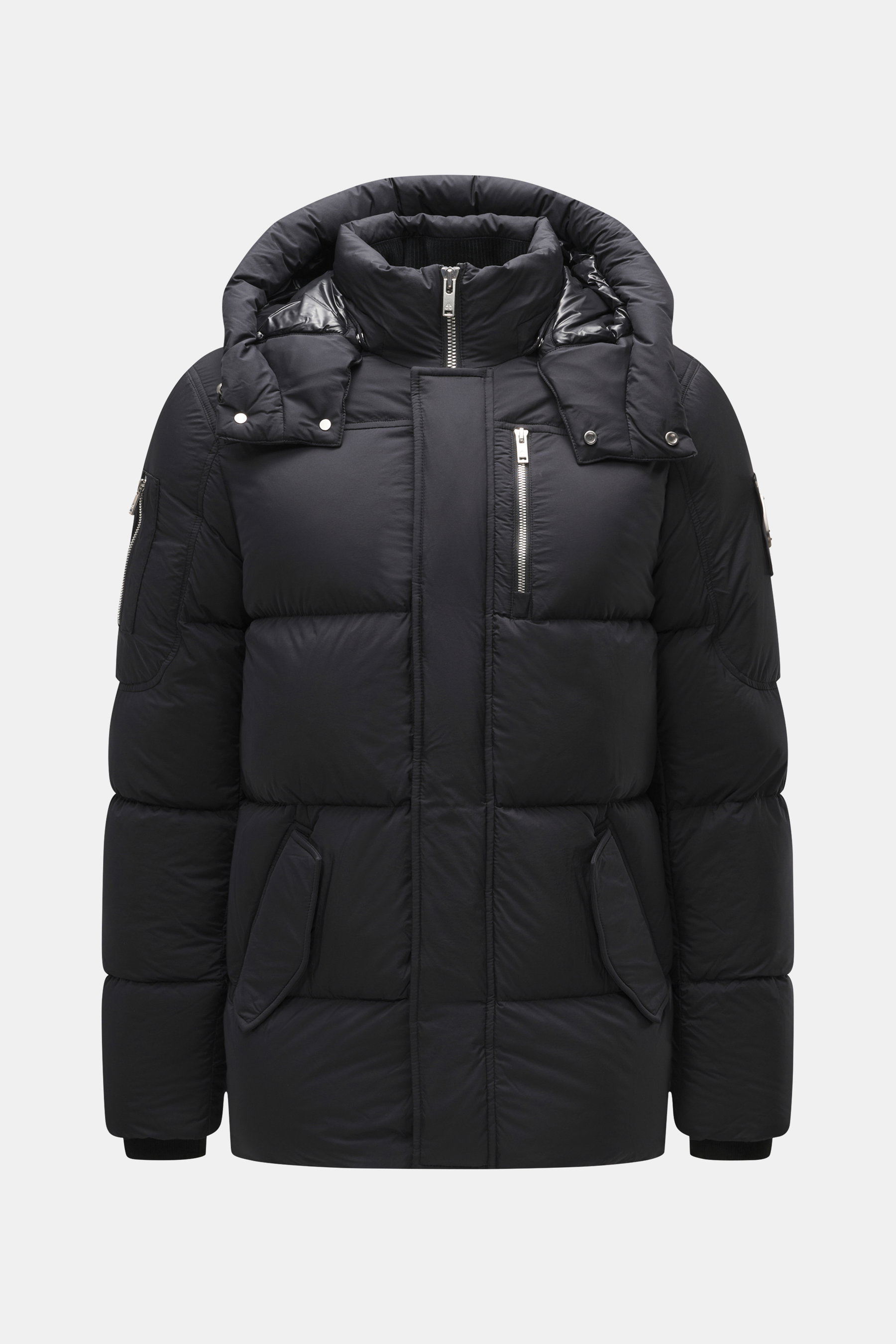 Moose Knuckles Daunenjacke 'Everest 3Q' schwarz, Frontansicht, mit abnehmbarer Kapuze, Reißverschlüssen, Brusttasche und typischem Logo am Oberarm, wind- und wasserabweisend, Slim Fit.
