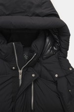 Moose Knuckles Daunenjacke 'Everest 3Q' schwarz, Nahaufnahme von oben zeigt Kapuze, Reißverschluss, weiches Microfaser-Material.