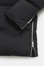 Moose Knuckles Daunenjacke 'Everest 3Q' schwarz, Detailaufnahme von Ärmel mit Reißverschluss, abnehmbarer Kapuze, wind- und wasserabweisend, Slim Fit, weiche Microfaser.