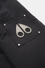 Moose Knuckles Daunenjacke 'Everest 3Q' schwarz, Detailaufnahme des Oberarm-Labels mit Metall-Logo, hochwertige Microfaser, wind- und wasserabweisend.