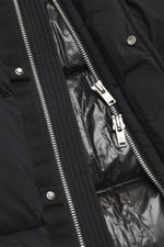 Moose Knuckles Daunenjacke 'Everest 3Q' schwarz, Nahaufnahme des geöffneten Zwei-Wege-Reißverschlusses und glänzendem Futterstoff.