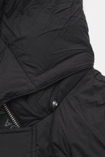 Moose Knuckles Daunenjacke 'Everest 3Q' schwarz, Detailaufnahme von Kragen und Reißverschluss, wind- und wasserabweisend, mit abnehmbarer Kapuze und Label am Ärmel.