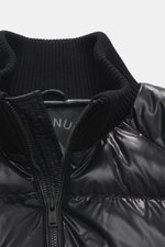 Close-up front view of Moose Knuckles Down blouson 'King's Puffer' black, showing typical blouson ribbed knit collar, two-way zipper, high-quality microfiber, warm down filling, front pockets with snap button, rubberized label on upper arm, elastic hem an
