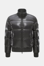 Front view of Moose Knuckles Down blouson "King's Puffer" grey, slim fit with high-quality microfiber, warm down filling, two-way zipper, typical blouson collar made of ribbed knit, front pockets with snap button, rubberized label on upper arm, elastic he