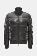 Front view of Moose Knuckles Down blouson "King's Puffer" grey, slim fit with high-quality microfiber, warm down filling, two-way zipper, typical blouson collar made of ribbed knit, front pockets with snap button, rubberized label on upper arm, elastic he