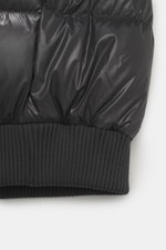 Close-up from the front of the Moose Knuckles Down blouson 'King's Puffer' grey showing high-quality microfiber, slim fit, warm down filling, two-way zipper, typical blouson collar made of ribbed knit, front pockets with snap button, rubberized label on u
