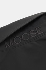Nahaufnahme der Umlegekragen-Details der Moose Knuckles Jacke 'Jacques' black aus glatter, hochwertiger Microfaser mit gesticktem Logo.