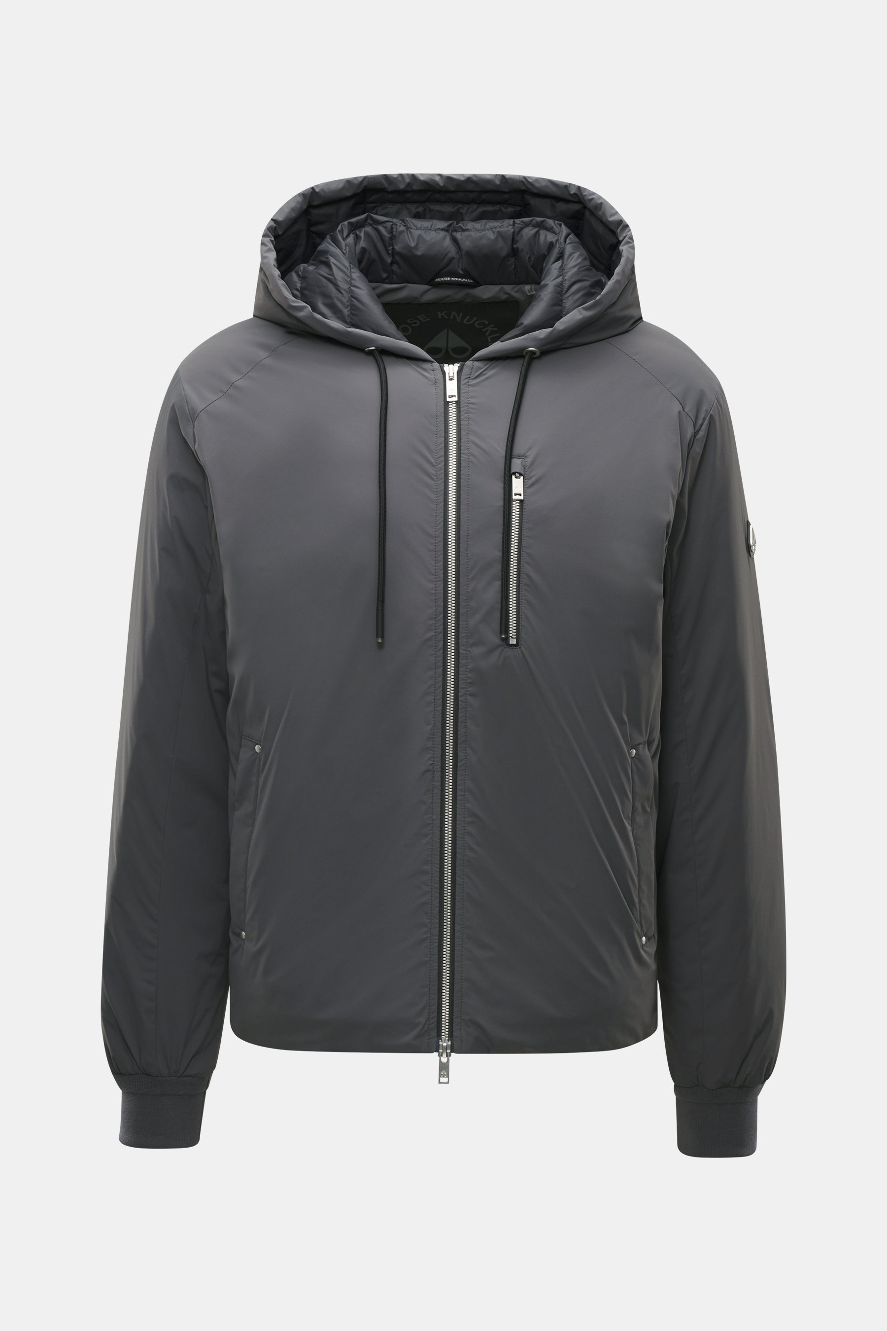Moose Knuckles Daunenjacke 'Northdale' dunkelgrau, frontale Nahaufnahme, sportiver Hoodie, Microfaser, Slim Fit, wasserabweisend, zwei Reißverschlusstaschen.