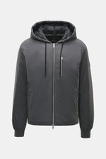 Moose Knuckles Daunenjacke 'Northdale' dunkelgrau, frontale Nahaufnahme, sportiver Hoodie, Microfaser, Slim Fit, wasserabweisend, zwei Reißverschlusstaschen.