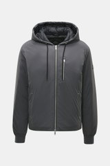 Moose Knuckles Daunenjacke 'Northdale' dunkelgrau, frontale Nahaufnahme, sportiver Hoodie, Microfaser, Slim Fit, wasserabweisend, zwei Reißverschlusstaschen.