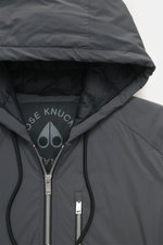 Moose Knuckles Daunenjacke 'Northdale' dunkelgrau, Nahaufnahme von Kapuze und Reißverschlüssen, Microfaser, wind- und wasserabweisend, Slim Fit.