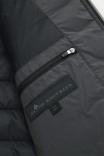Moose Knuckles Daunenjacke 'Northdale' dunkelgrau, Nahaufnahme von innen mit Reißverschluss, weichem Microfaserfutter, Slim Fit, wind- und wasserabweisend.