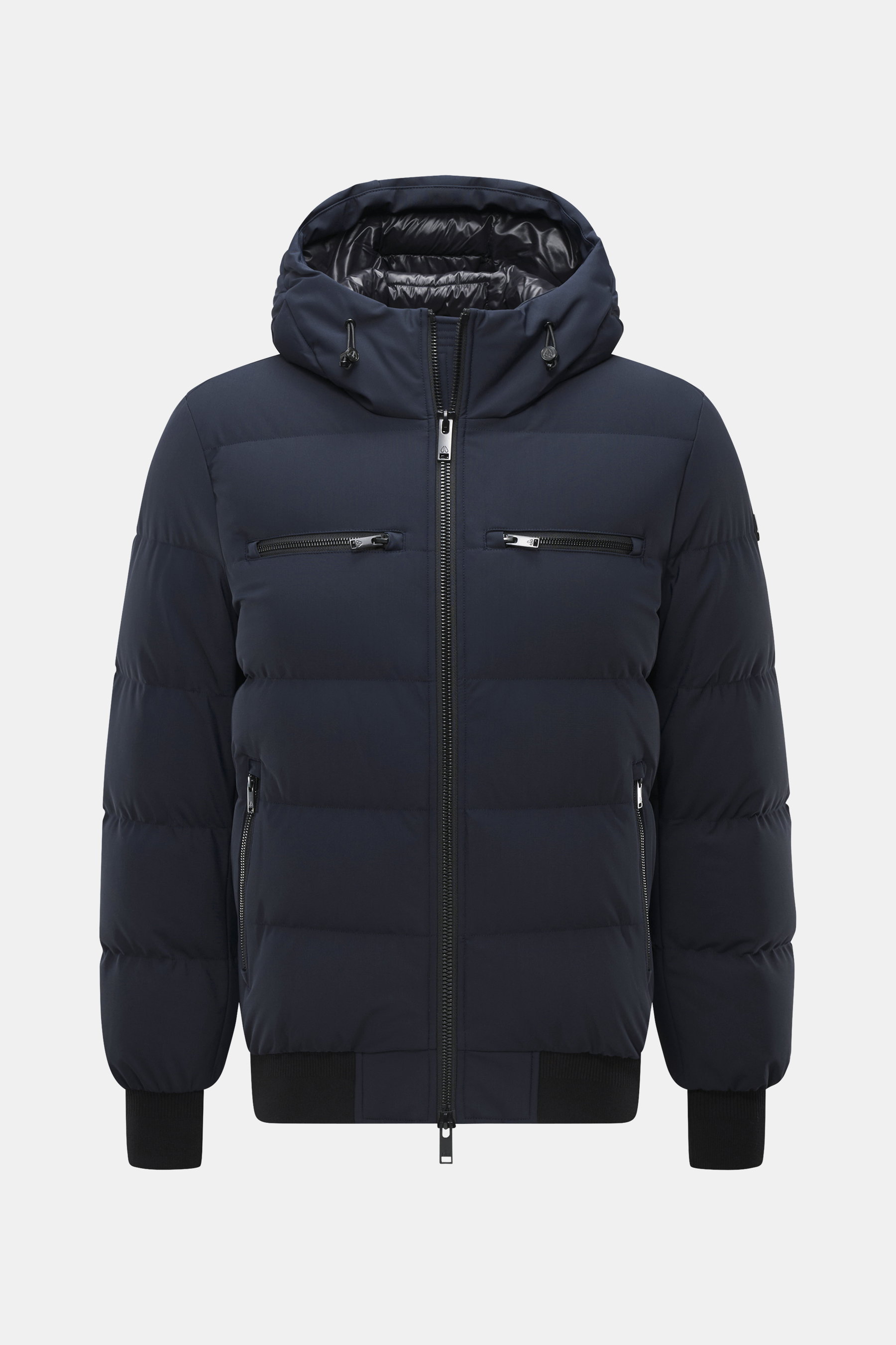 Moose Knuckles Daunenblouson 'Soho' navy frontal fotografiert mit hochwertiger Microfaser, Slim Fit, zwei Brust- und Hüfttaschen, Kapuze, Daunenfüllung.