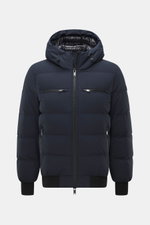 Moose Knuckles Daunenblouson 'Soho' navy frontal fotografiert mit hochwertiger Microfaser, Slim Fit, zwei Brust- und Hüfttaschen, Kapuze, Daunenfüllung.