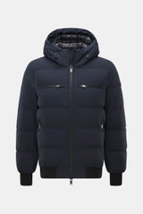 Moose Knuckles Daunenblouson 'Soho' navy frontal fotografiert mit hochwertiger Microfaser, Slim Fit, zwei Brust- und Hüfttaschen, Kapuze, Daunenfüllung.