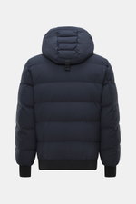 Moose Knuckles Daunenblouson 'Soho' navy Rückansicht, Slim Fit, hochwertige Microfaser, geschmeidiger Griff, robuster Zwei-Wege-Reißverschluss, hoch schließender Kragen, Kapuze mit Tunnelzug, Metall-Logo am Oberarm, schräge Hüft- und Brusttaschen mit Zipp